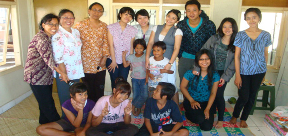 "Anak binaan LAB bersama pengurus."